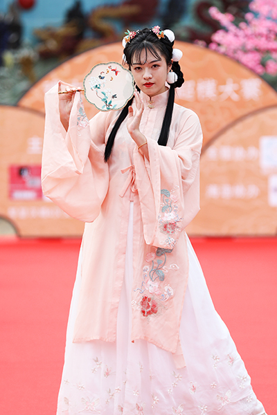 ��ɫ����б��    ��������